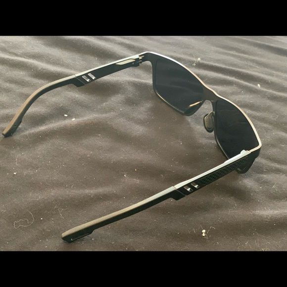 Polarized sunglasses - Picture 2 of 3